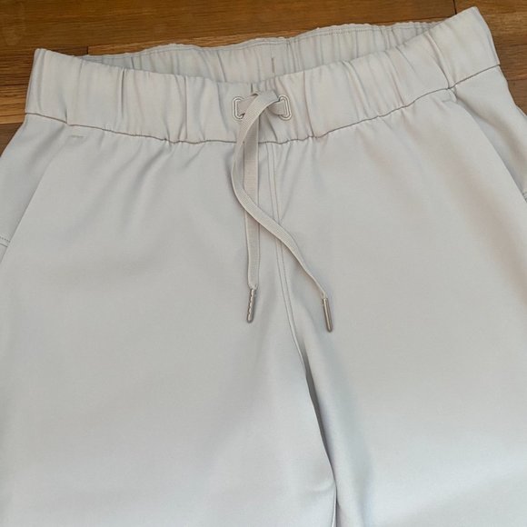 [Lululemon] On The Fly Woven Jogger Silverscreen LIKE NEW - Picture 7 of 8